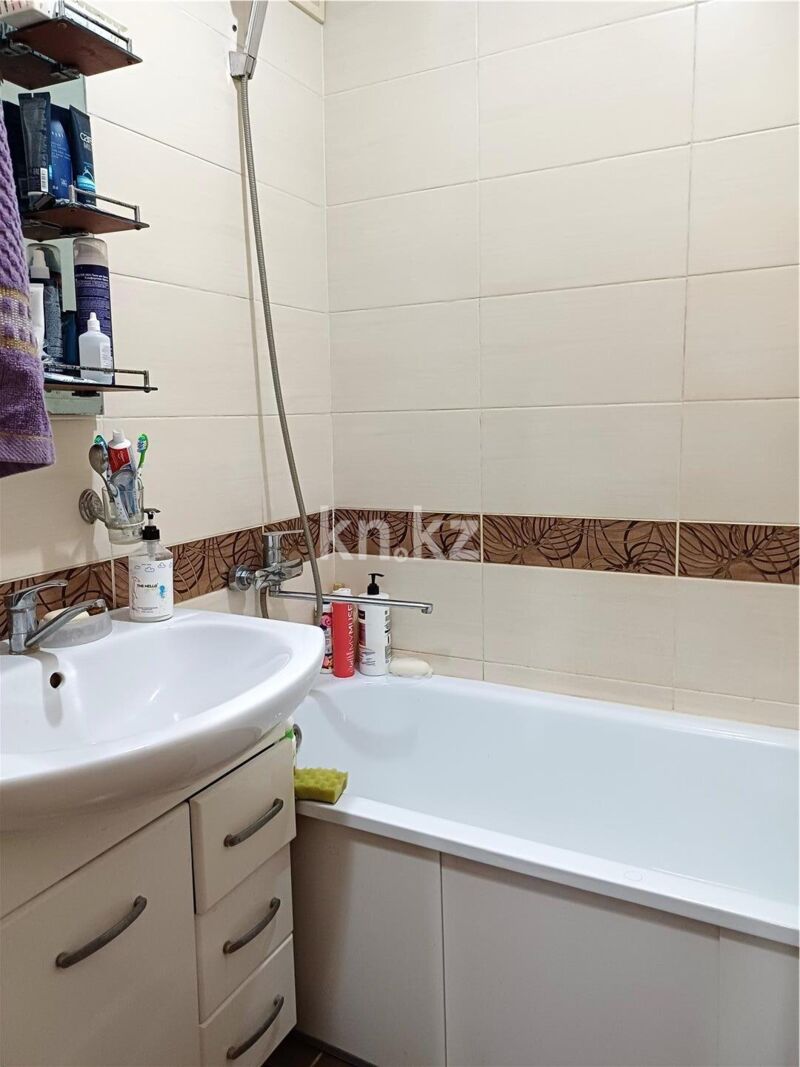 Продажа 3-комнатной квартиры, 64 м² - Продажа трехкомнатных квартир в панельном доме в Караганде - страница 3 фото 9 из 14