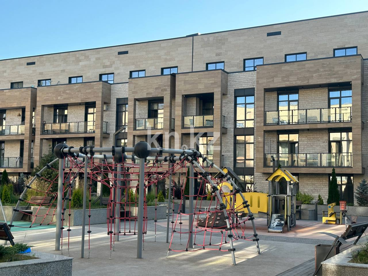 Продажа 4-комнатной квартиры, 213 м², Ерменсай, дом  36 - ул. Ушкемпирова - Продажа  четырехкомнатных квартир в новостройках Алматы фото 2 из 8