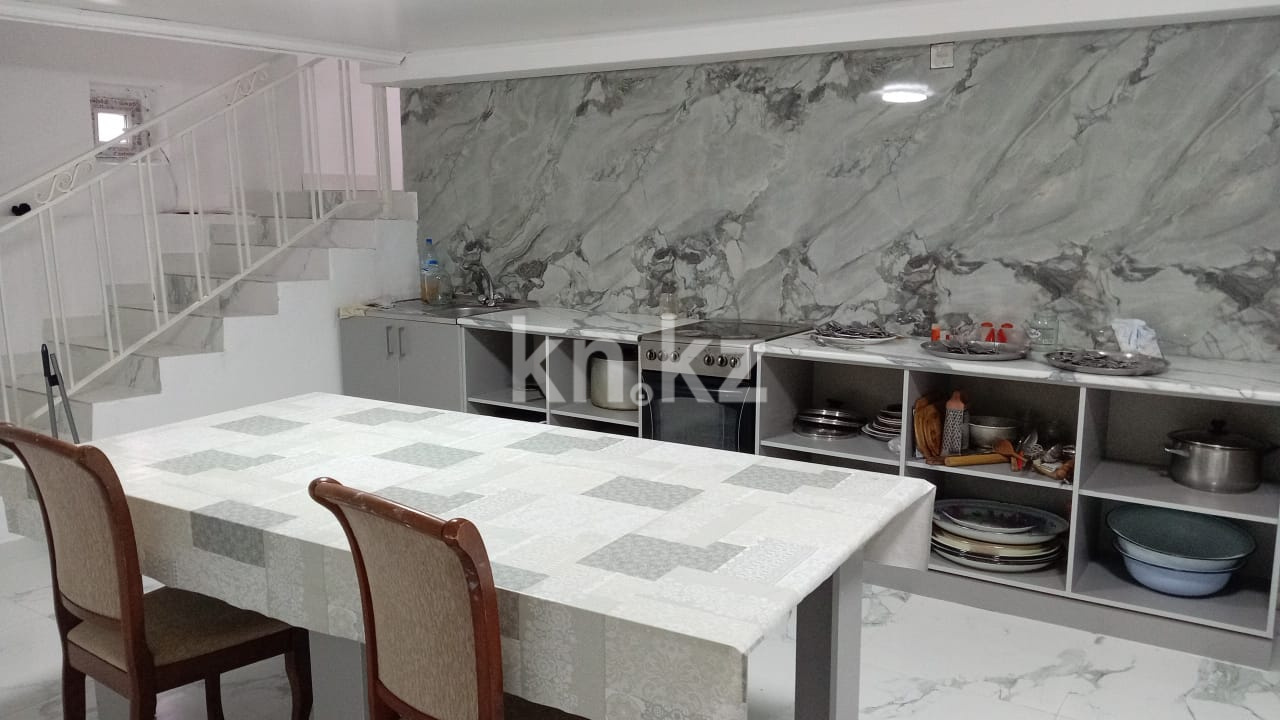 Аренда 8-комнатного дома, 300 м², ул. Турекулова - Аренда жилой и коммерческой недвижимости в Караганде фото 1 из 2