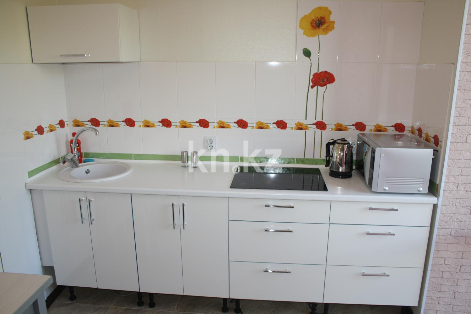 Аренда 1-комнатной квартиры посуточно, 45 м², ул. Победы, дом  105 - Аренда жилой и коммерческой недвижимости в Уральске фото 3 из 14