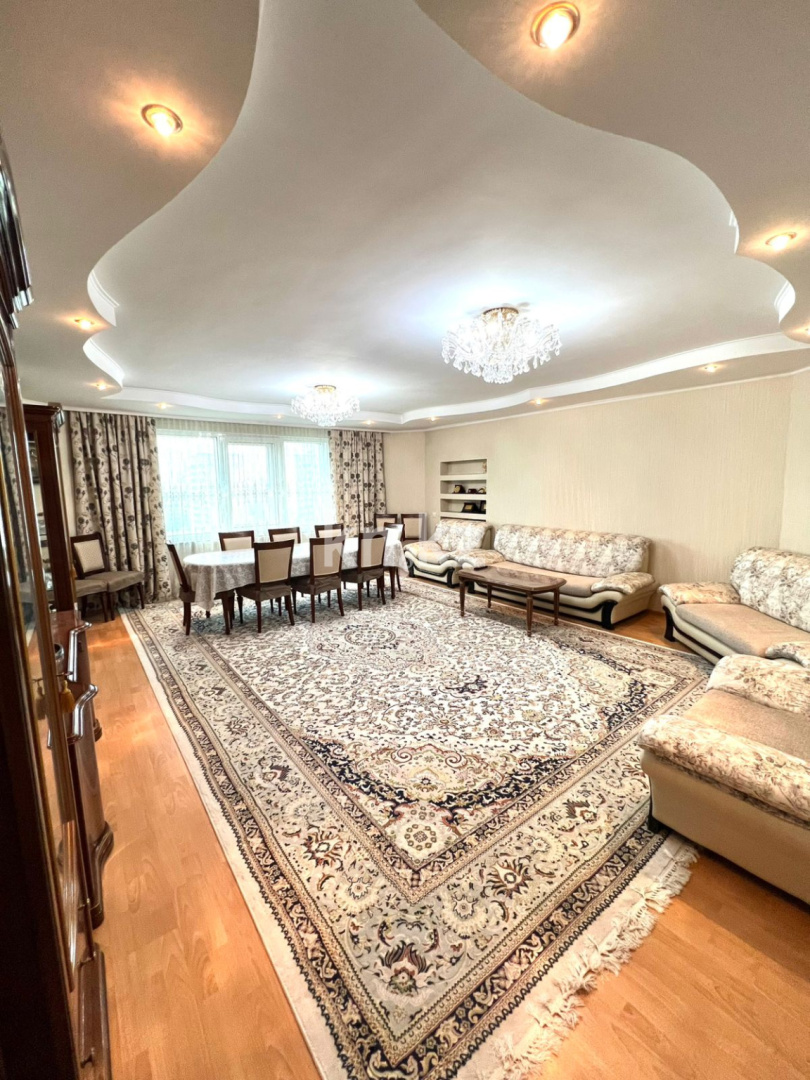 Продажа 5-комнатной квартиры, 200 м², пр. Абая, дом  45/2 - Республики - Продажа  пятикомнатных квартир в Астане фото 1 из 24