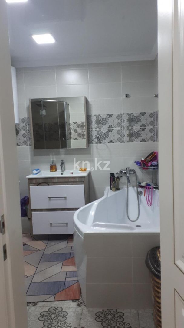 Продажа 5-комнатной квартиры, 119 м², ул. Аманжолова, дом  69 - Продажа квартир в Караганде фото 17 из 21