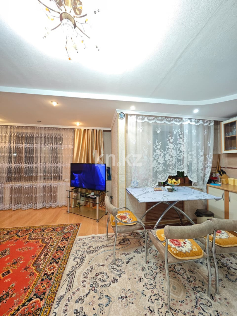 Продажа 3-комнатной квартиры, 60 м², пр. Республики, дом  32 - Продажа трехкомнатных квартир в Караганде на Юго-Востоке фото 1 из 12