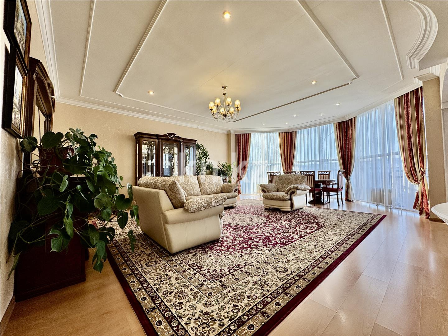 Продажа 3-комнатной квартиры, 132 м², ул. Абая, дом  5 - Продажа квартир в Караганде фото 2 из 38