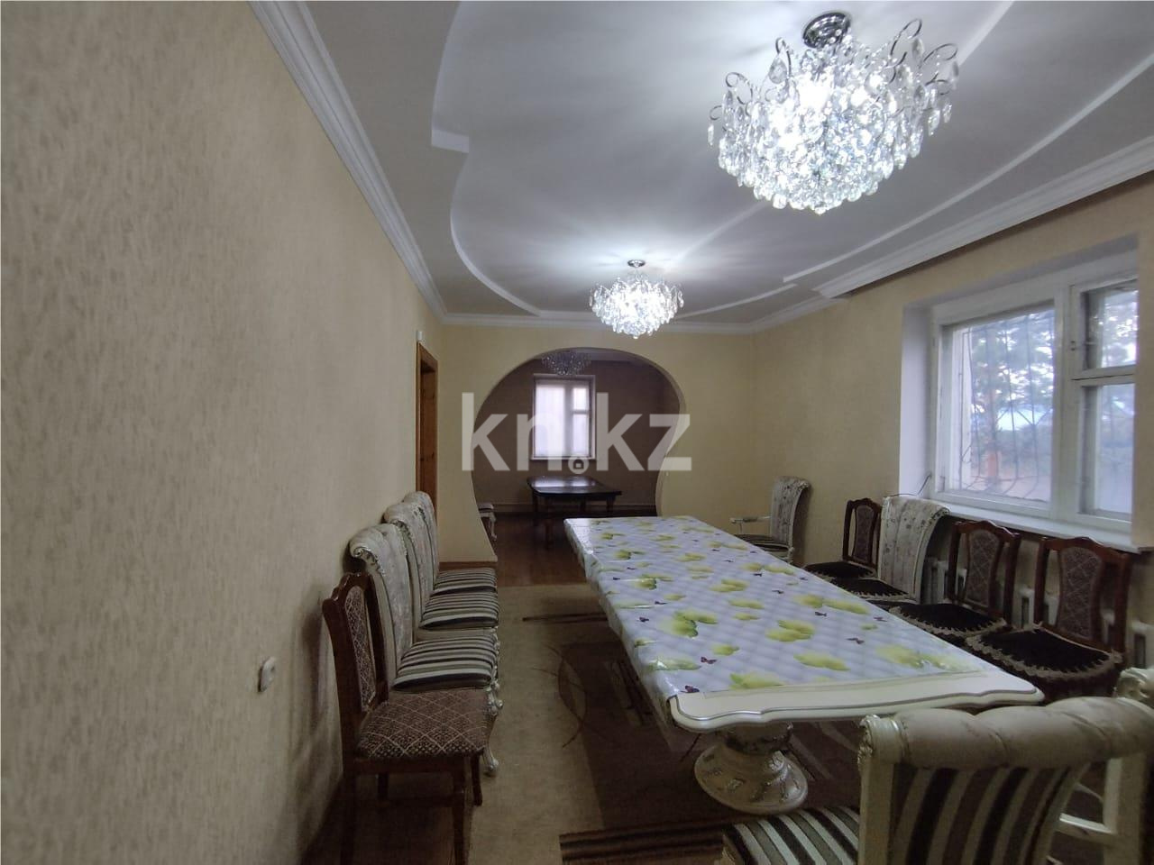 Продажа 7-комнатного дома, 250 м², ул. Алтайбаева - Продажа квартир в Караганде фото 1 из 24