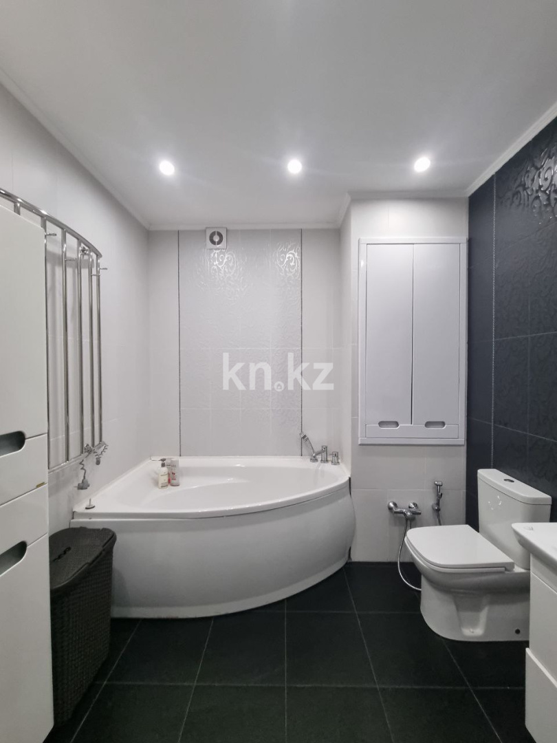 Продажа 4-комнатной квартиры, 160 м², ул. Аманжолова, дом  65/4 в Караганде - фото 8
