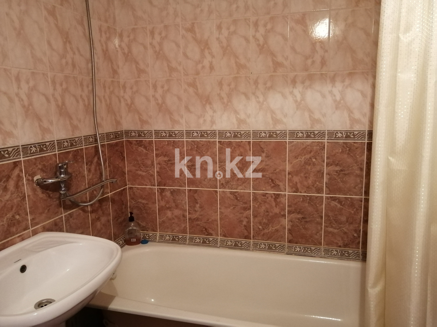 Аренда 1-комнатной квартиры посуточно, 34 м², ул. Казахстан, дом  70 - Аренда квартир посуточно в Усть-Каменогорске фото 6 из 9