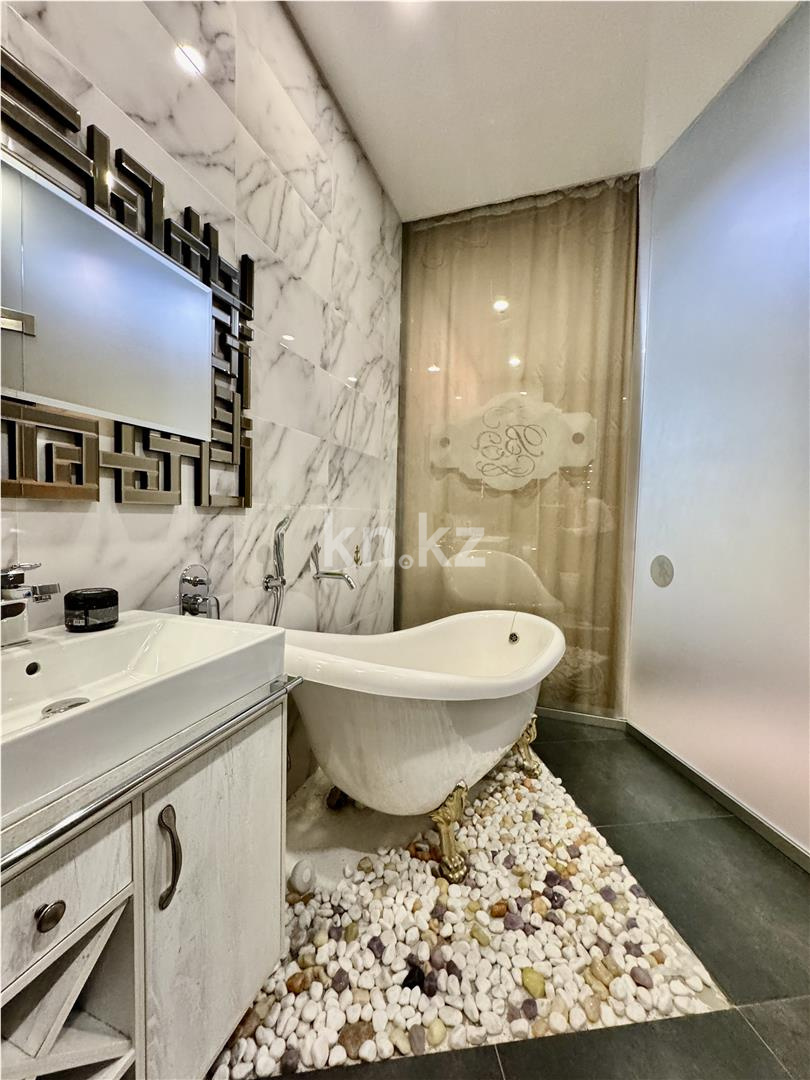 Продажа 3-комнатной квартиры, 160 м², ул. Аманжолова, дом  41 - Продажа  трехкомнатных квартир в Караганде с фото фото 28 из 52