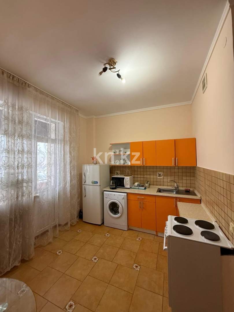 Аренда 1-комнатной квартиры, 50 м², ул. Туркестан, дом  8 в Астане