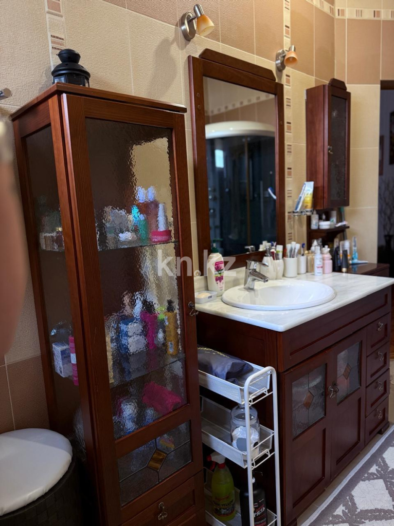 Продажа 3-комнатной квартиры, 135.4 м², ул. Аманжолова в Караганде - фото 13