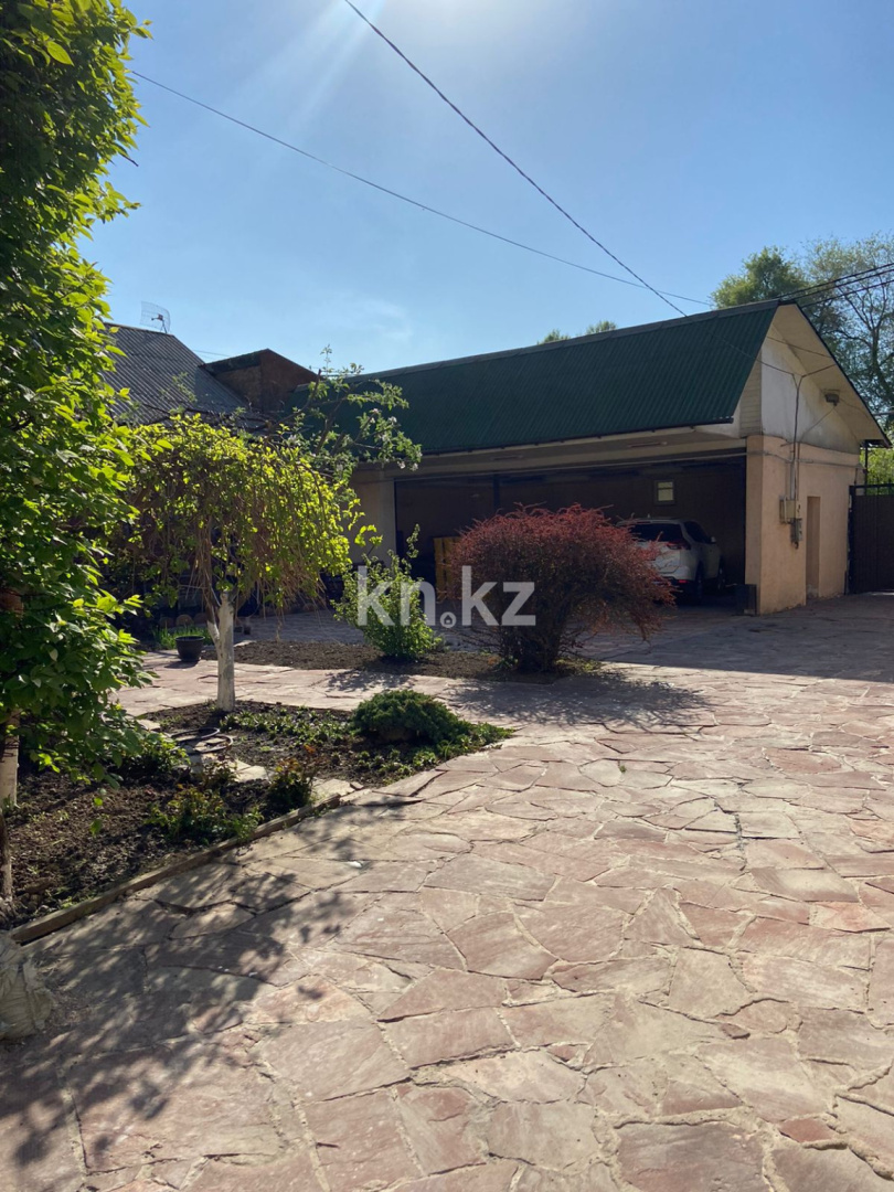 Продажа 6-комнатного дома, 284 м² - Продажа пятикомнатных и более домов, коттеджей в Алматы фото 1 из 14