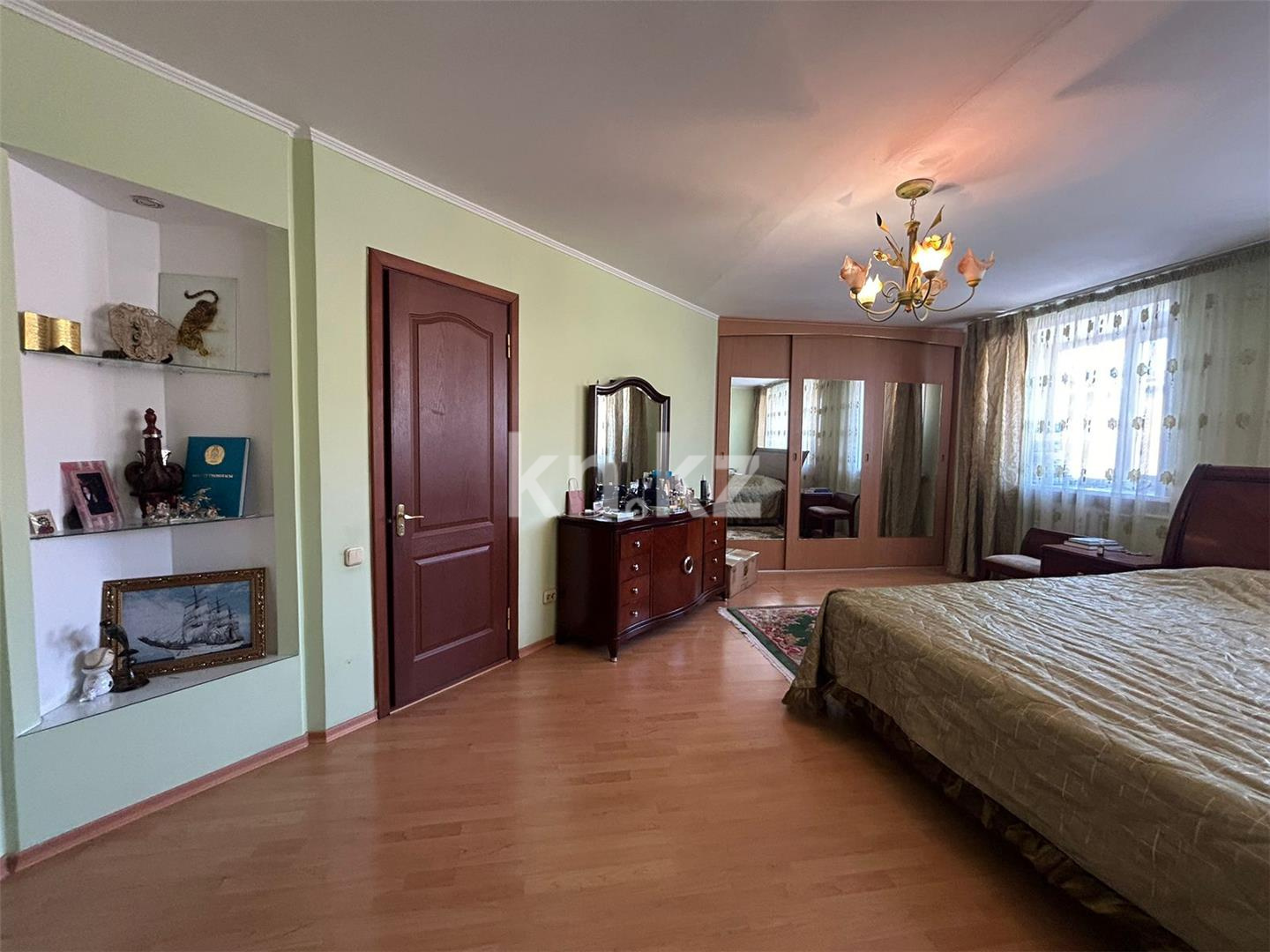 Продажа 6-комнатной квартиры, 220 м², ул. Ержанова - Продажа  пятикомнатных квартир в Караганде фото 1 из 20