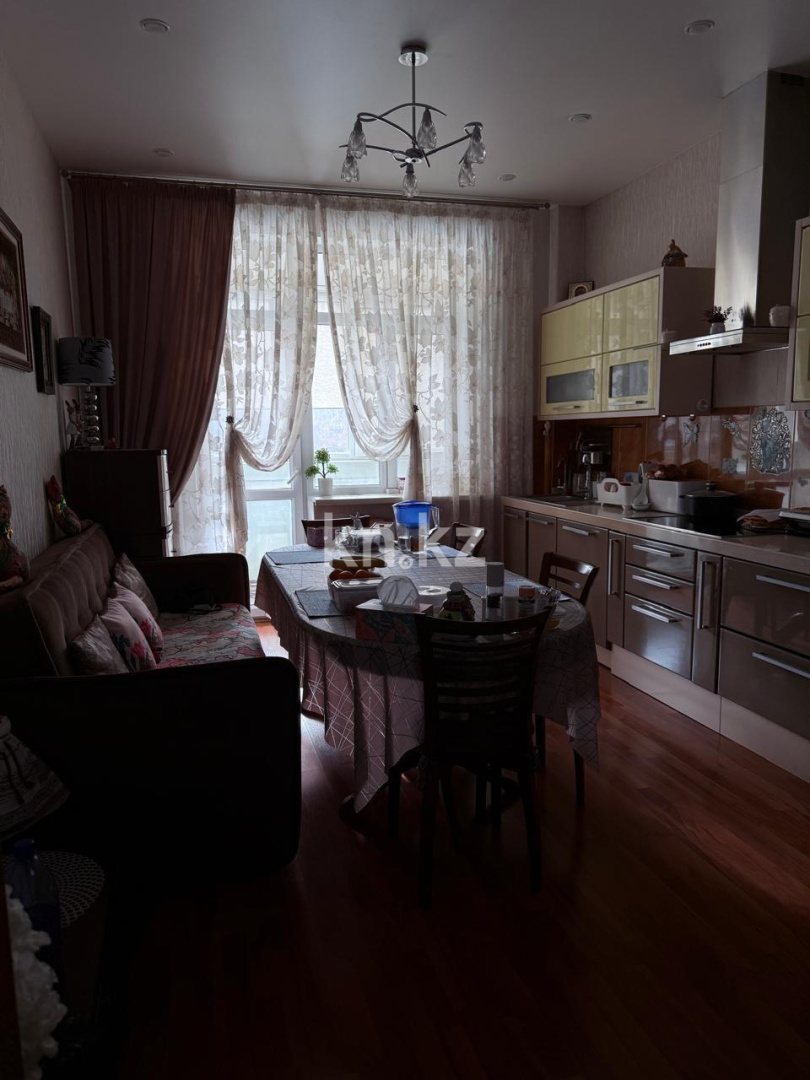 Продажа 3-комнатной квартиры, 135.4 м², ул. Аманжолова в Караганде - фото 9