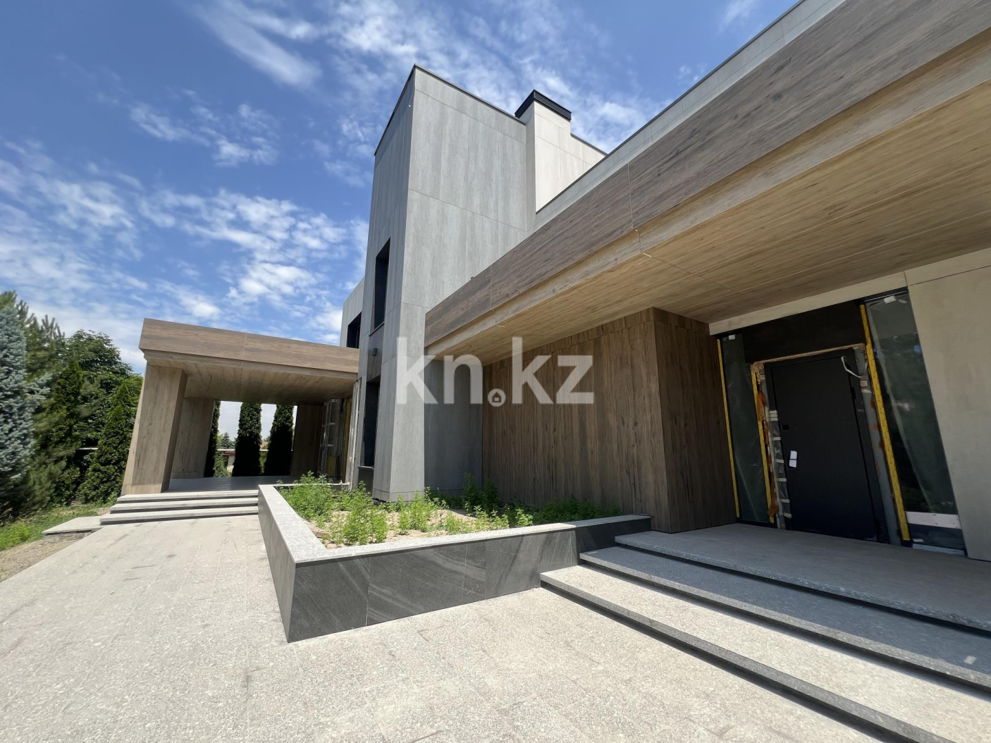 Продажа 7-комнатного дома, 700 м², мкр-н Тау Самал - Продажа  пятикомнатных домов, коттеджей в Алматы с фото фото 1 из 12