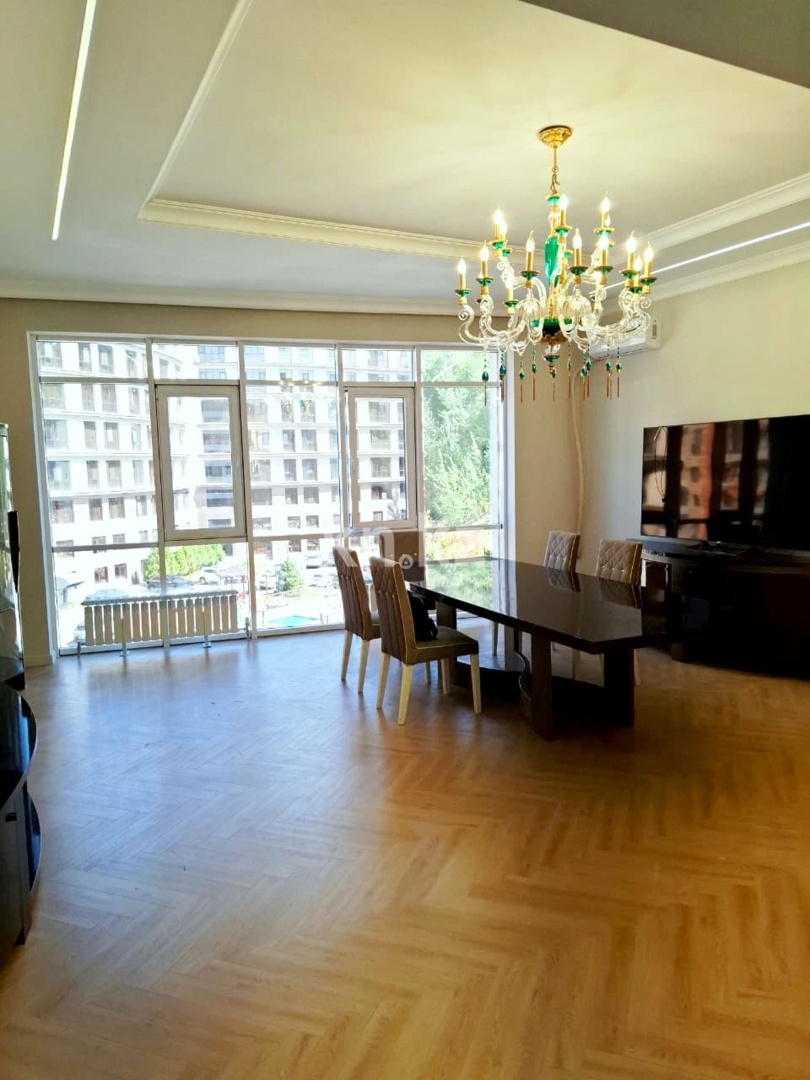 Продажа 4-комнатной квартиры, 142.4 м² в Алматы