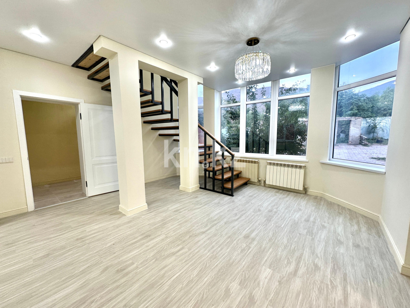 Продажа 5-комнатного дома, 190 м², Енбек, дом  19 - Продажа жилой и коммерческой недвижимости в Алматинской области фото 1 из 13