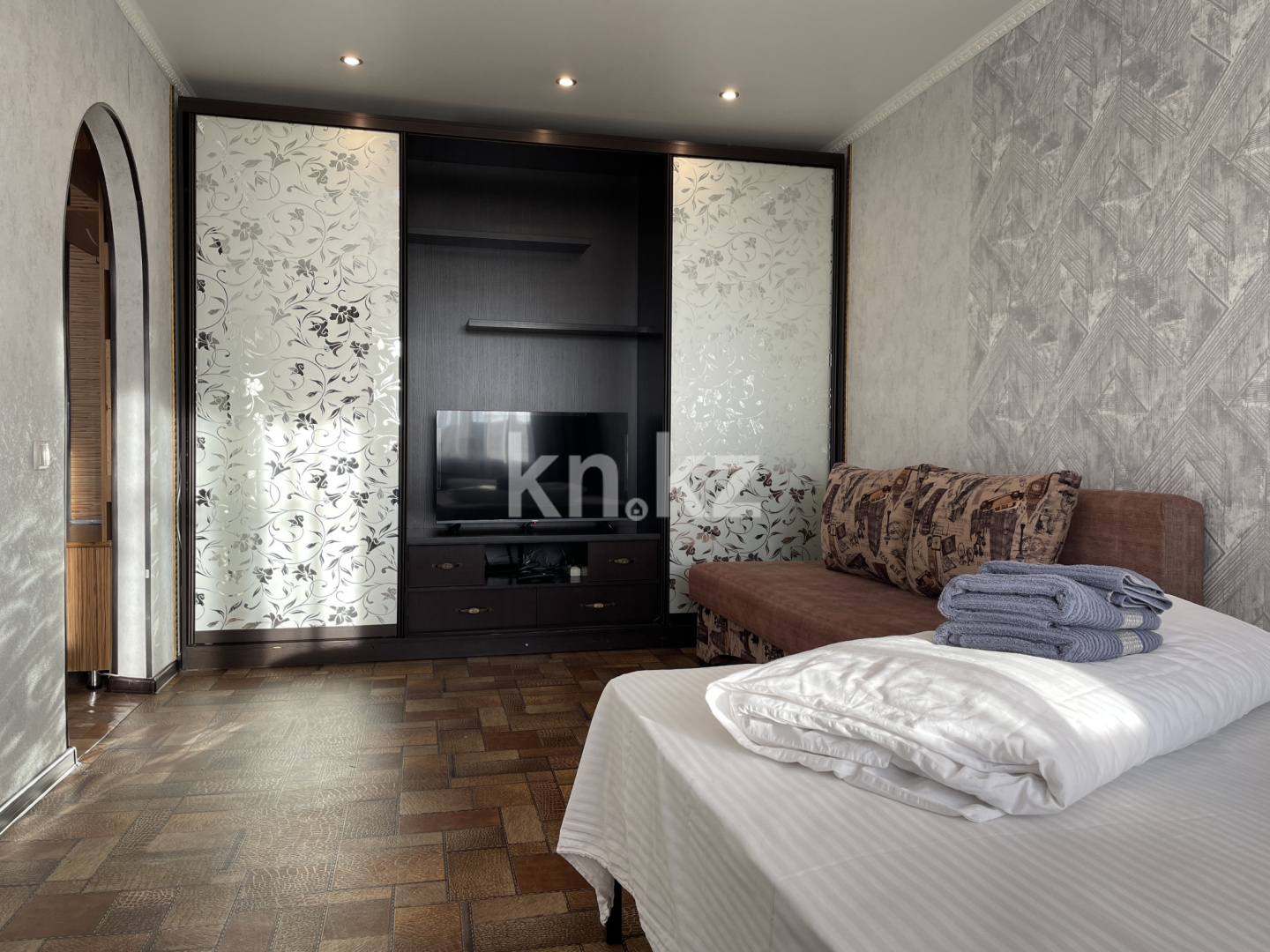 Аренда 1-комнатной квартиры посуточно, 1 м², Абая, дом  81 - Аренда квартир посуточно в Петропавловске фото 2 из 12