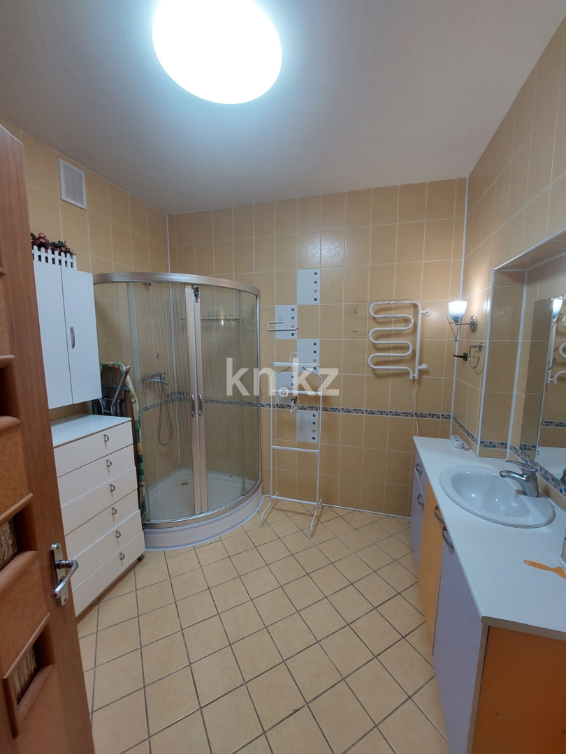 Продажа 2-комнатной квартиры, 57 м², ул. Аханова (Театральная), дом  54 в Караганде - фото 10