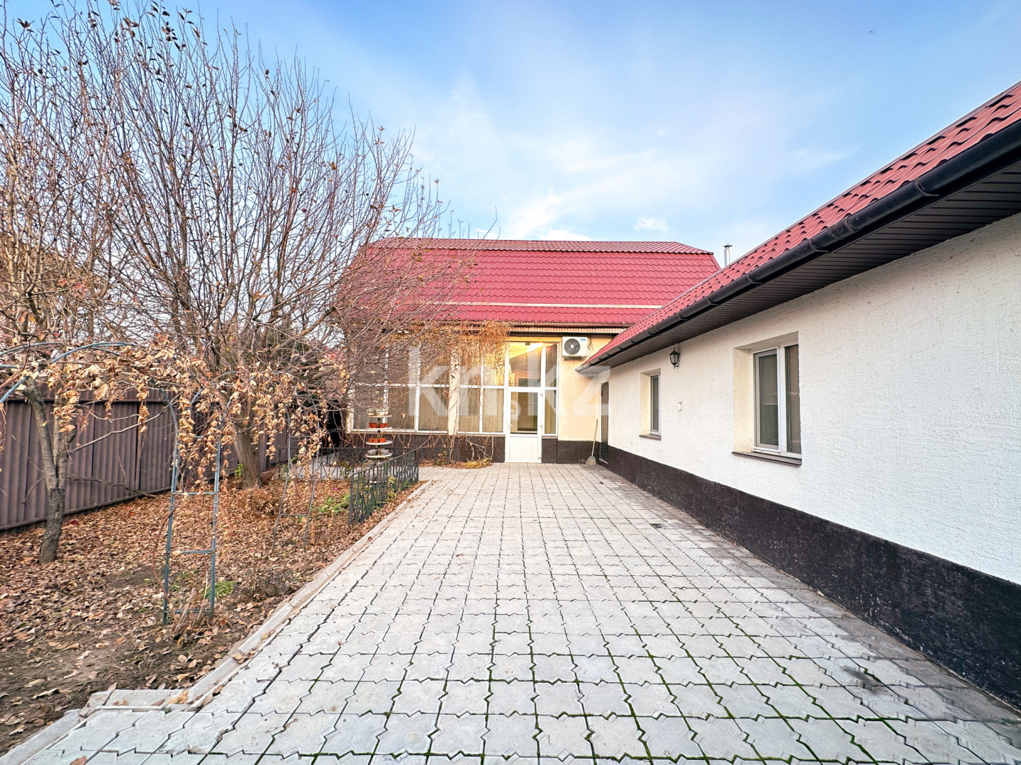 Продажа 5-комнатного дома, 160 м², ул. Аргынбаева - Продажа домов и коттеджей в Алматы фото 1 из 38