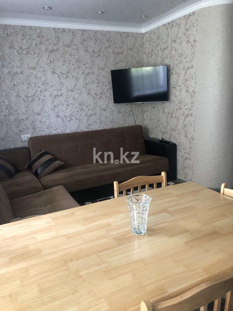 Аренда 3-комнатной квартиры, 62 м², ул. Крылова, дом  62 - Аренда квартиры помесячно в Караганде фото 1 из 13