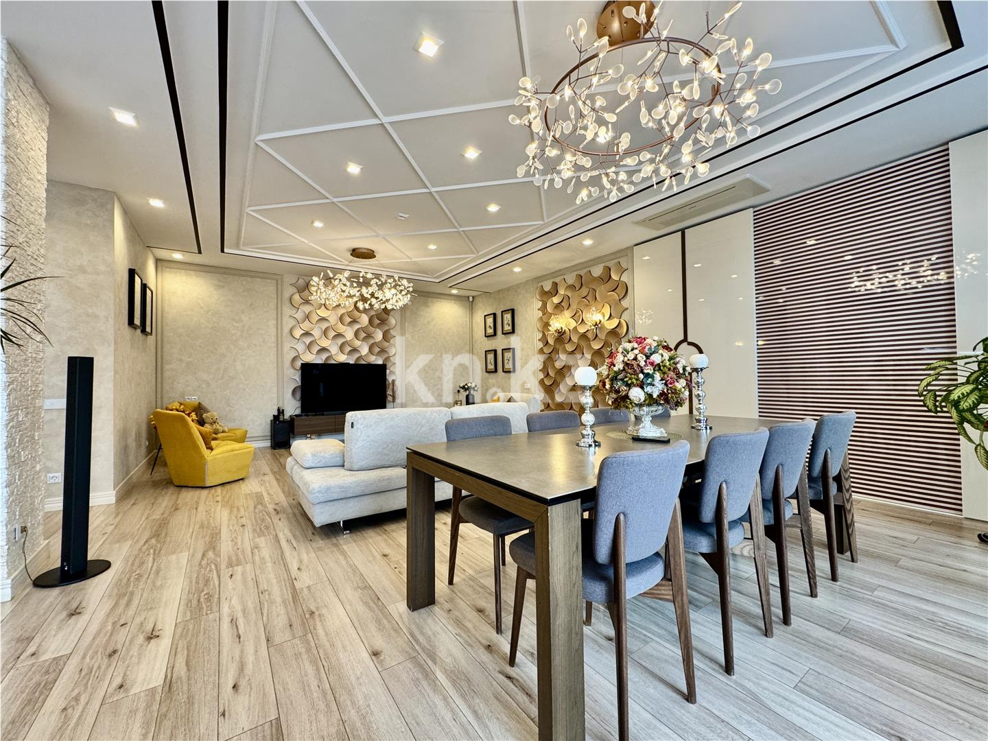 Продажа 4-комнатной квартиры, 198 м², ул. Ботаническая, дом  12/12 - Продажа квартир в Караганде фото 1 из 58