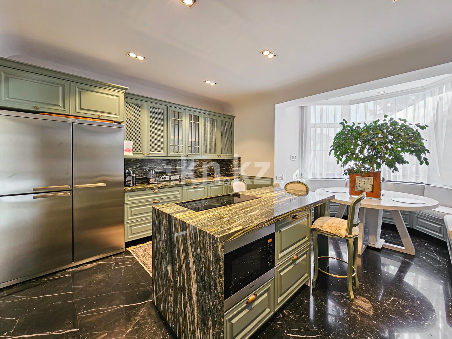 Аренда 6-комнатного дома, 540 м² - Аренда недвижимости в Алматы фото 2 из 40