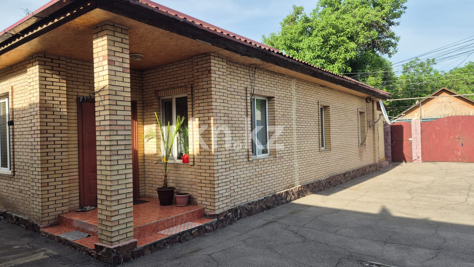 Продажа 4-комнатного дома, 200 м², ул. Омская - Продажа домов, коттеджей в Алматы без посредников фото 1 из 19