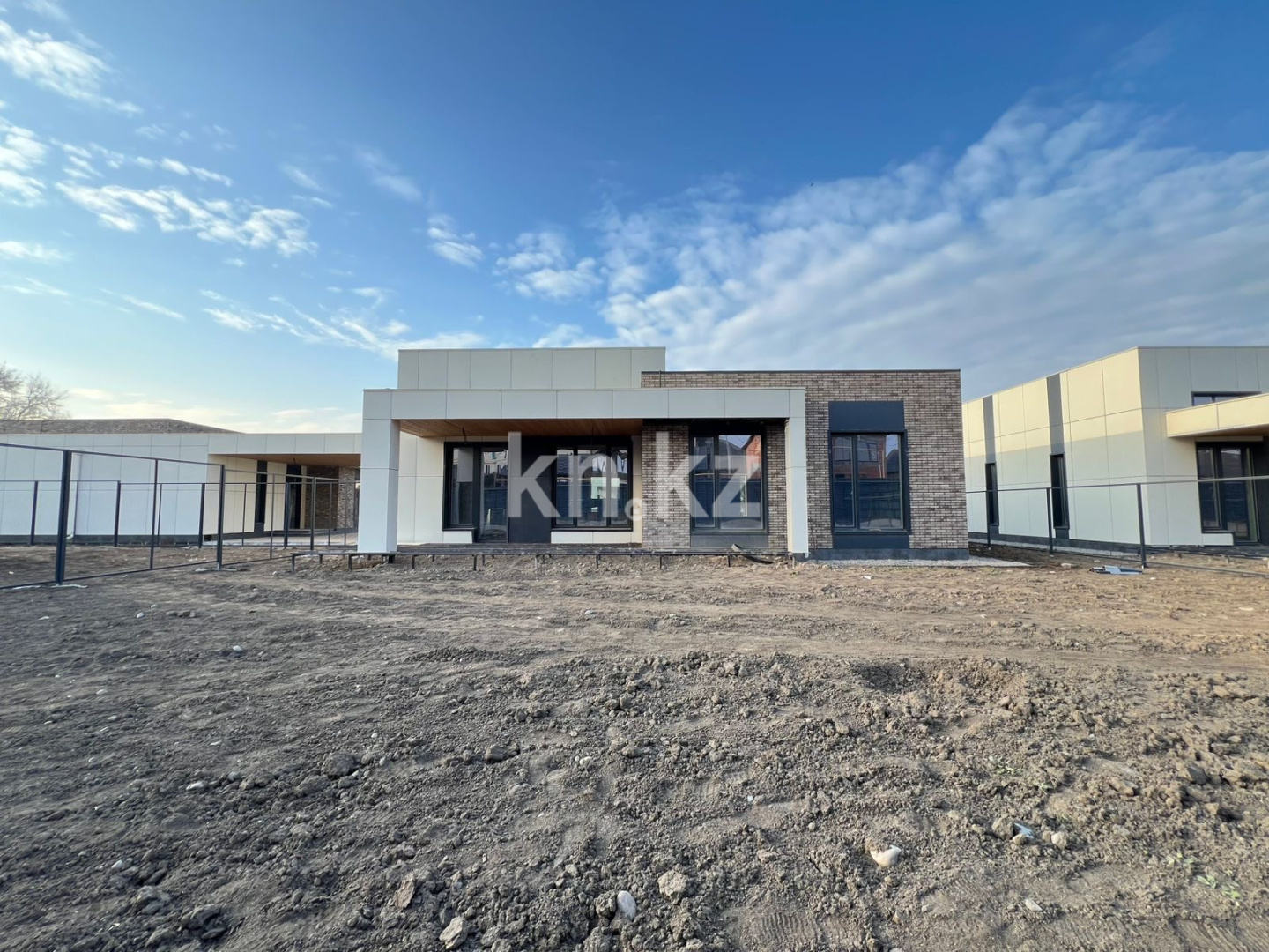 Продажа 3-комнатного дома, 201 м², ул. Новостройка - Продажа квартир в Алматы фото 2 из 19