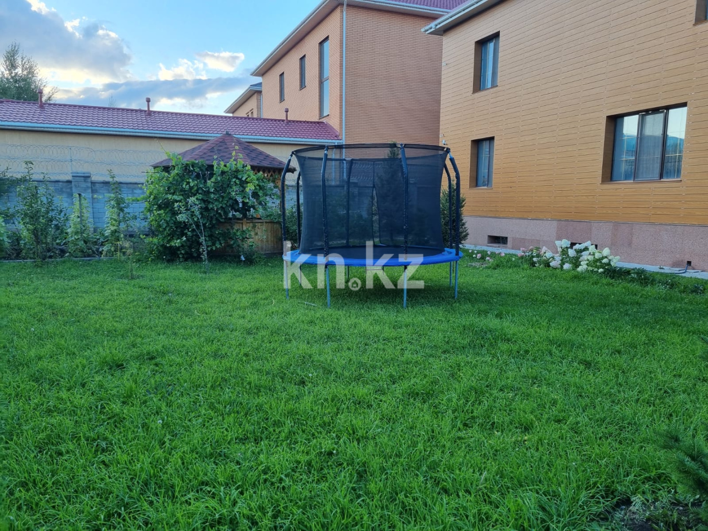 Продажа 7-комнатного дома, 450 м², Комсомольский - Продажа домов, коттеджей в Казахстане фото 2 из 11