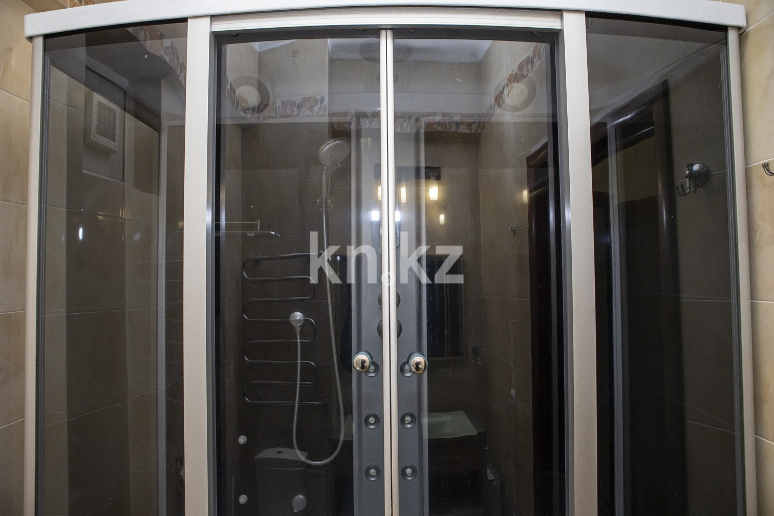 Аренда 3-комнатной квартиры посуточно, 125 м², ул. Радостовца, дом  255 - ул. Утепова - Аренда  трехкомнатных квартир посуточно в Алматы без посредников фото 15 из 17