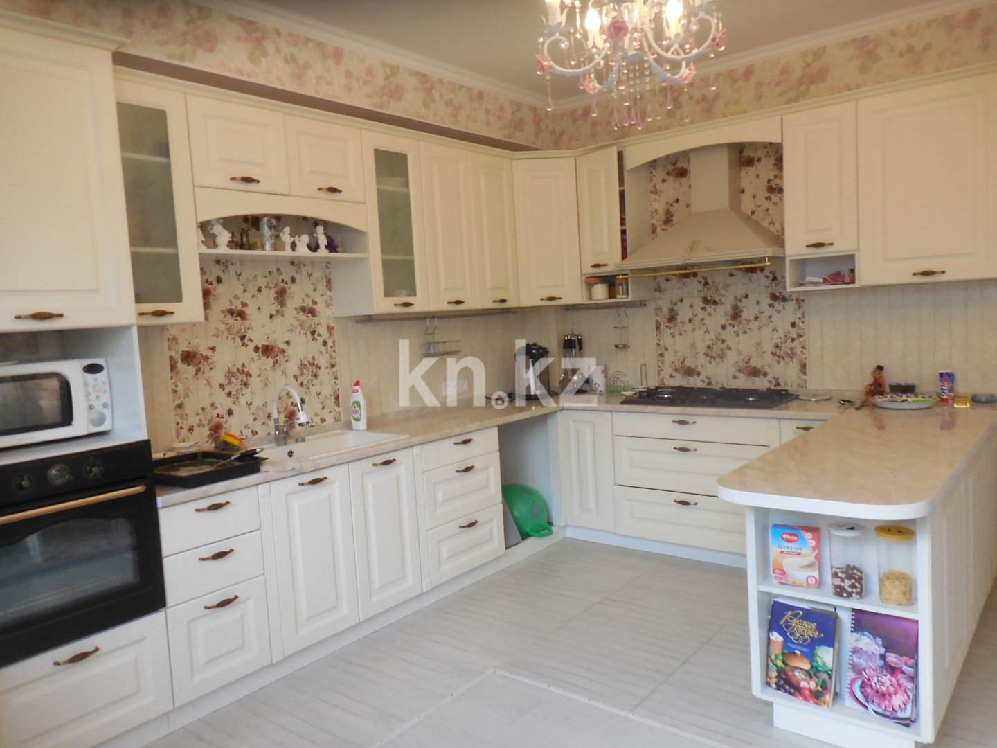 Аренда 6-комнатного дома, 240 м², Алмас мкр-н, дом  78 - Шаляпинв - Аренда домов в Алматы фото 1 из 23
