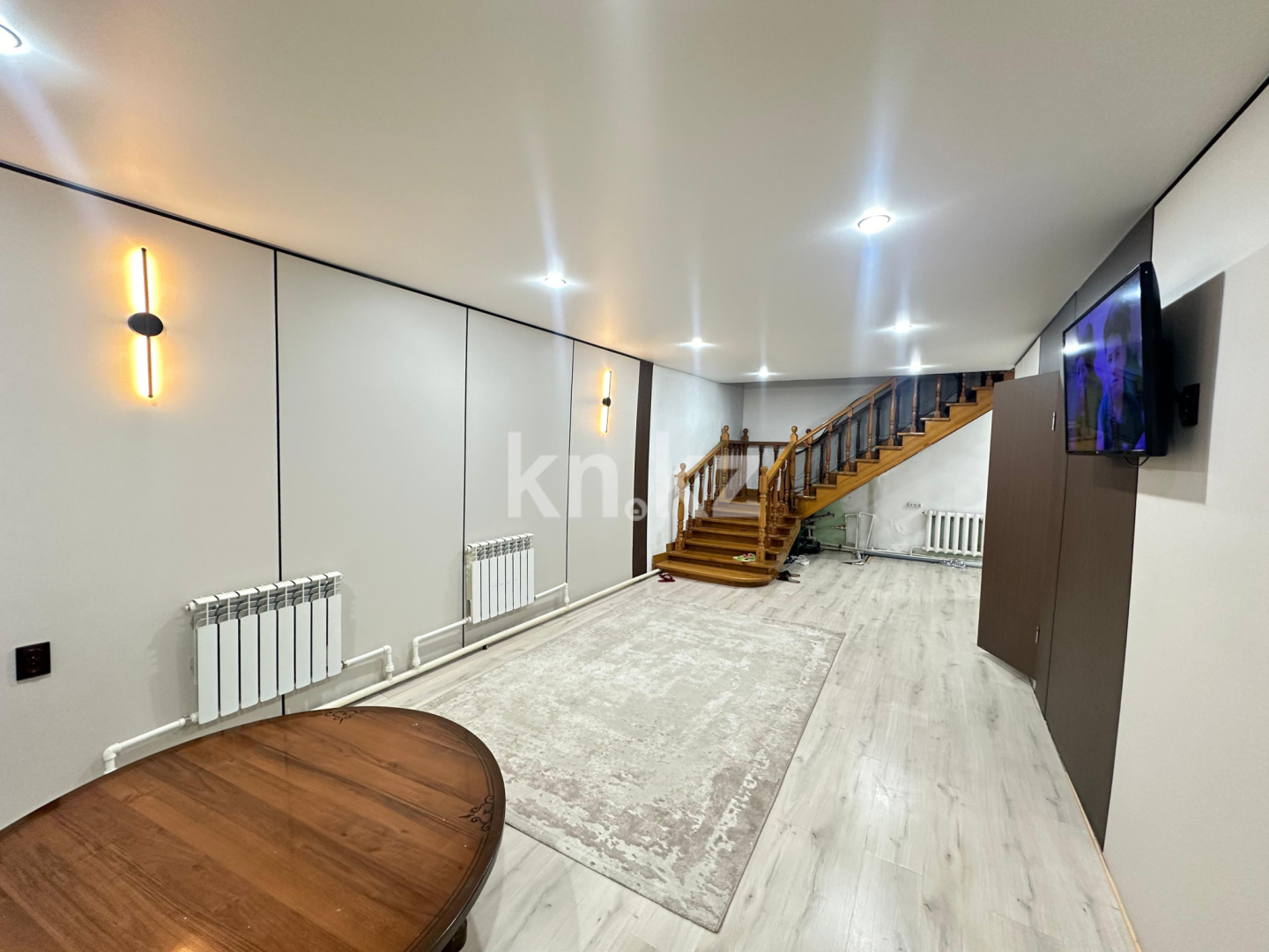 Продажа 6-комнатного дома, 280 м², ул. Жакана Смакова, дом  64 - Продажа домов и коттеджей в Караганде без посредников фото 1 из 10