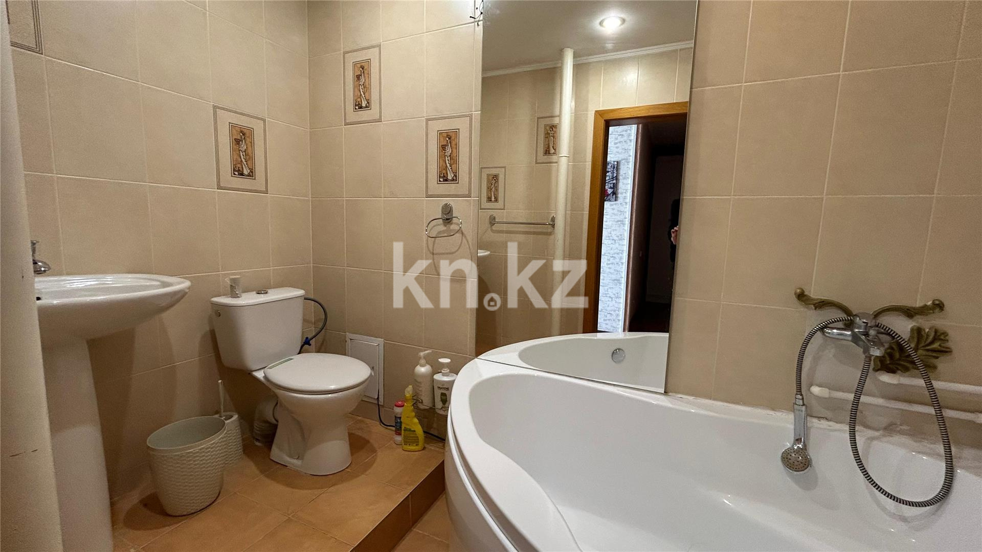 Продажа 4-комнатной квартиры, 137 м², ул. Алиханова - Продажа  четырехкомнатных квартир в Караганде фото 14 из 23