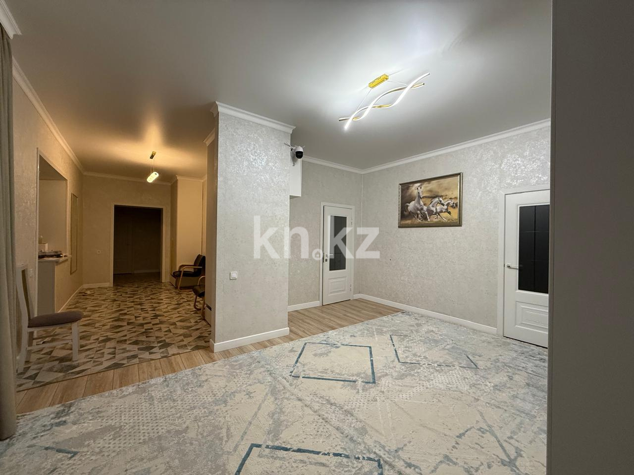 Продажа 5-комнатного дома, 240 м², ул. Куанышбаева, дом  33 - Продажа домов и коттеджей в Караганде фото 1 из 11