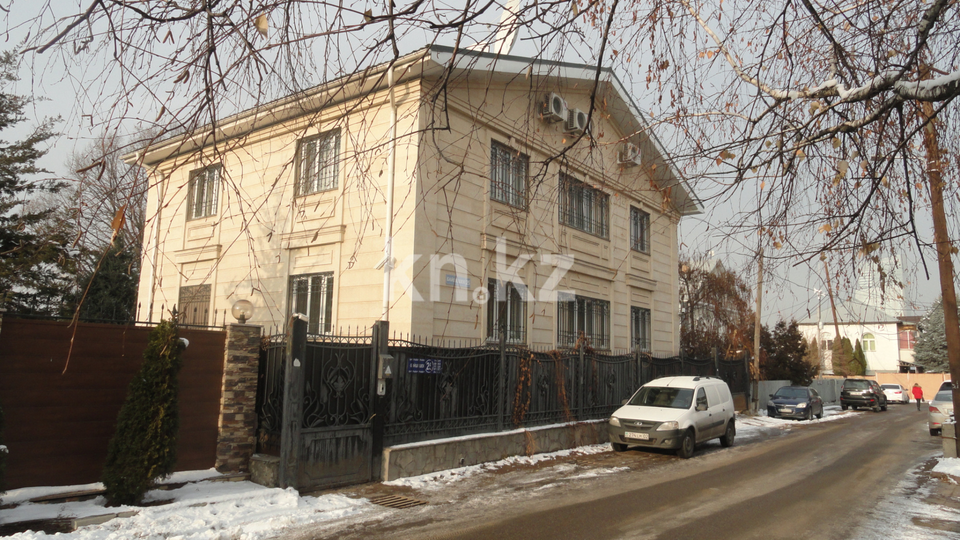 Продажа 8-комнатного дома, 384 м² - Продажа домов, коттеджей в Алматы фото 1 из 9