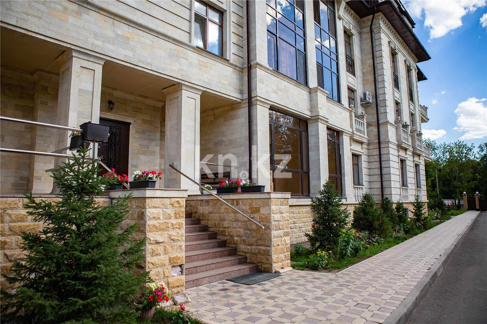 Продажа 4-комнатной квартиры, 154 м², ул. Аманжолова - Продажа и аренда жилой и коммерческой недвижимости в Казахстане фото 2 из 13