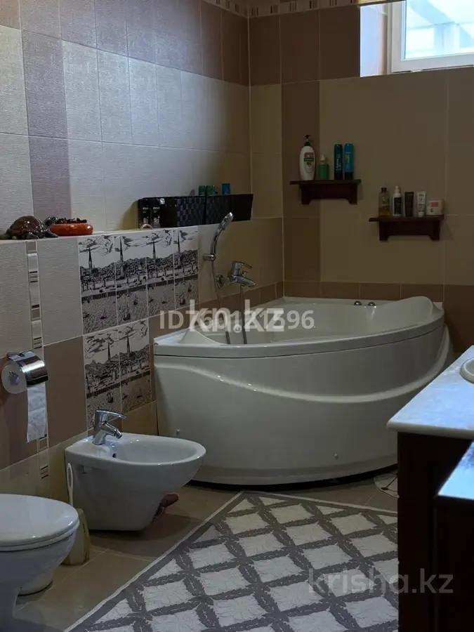 Продажа 3-комнатной квартиры, 135 м², ул. Аманжолова - Продажа квартир в Караганде фото 6 из 8