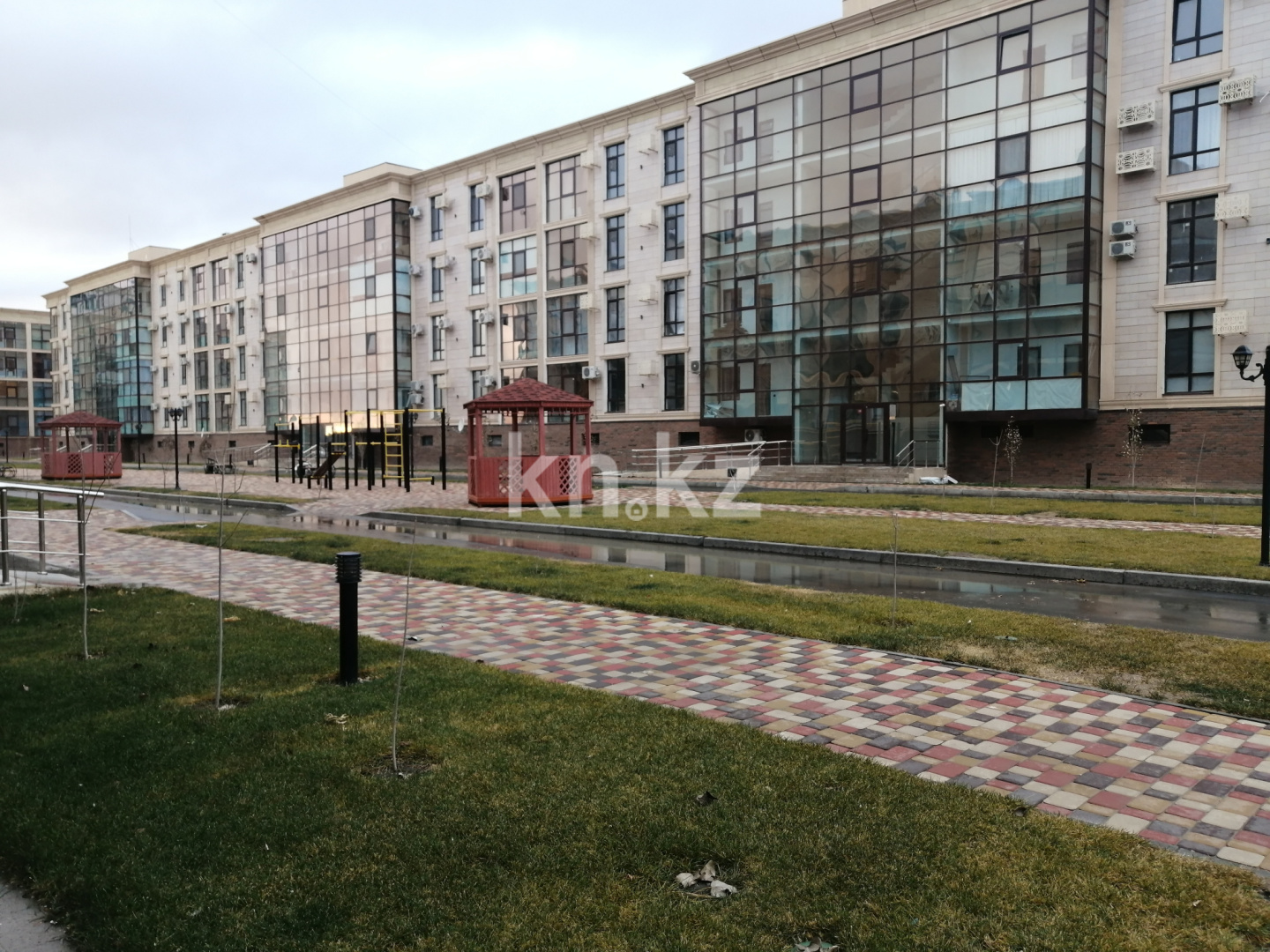 Аренда 3-комнатной квартиры, 134 м² - Аренда трехкомнатных квартир помесячно в Атырау фото 1 из 38