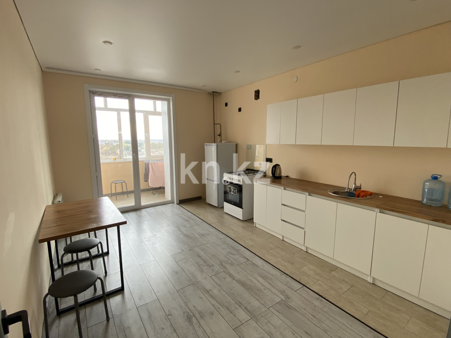 Аренда 1-комнатной квартиры посуточно, 68 м², ул. Самал, дом  70/3 - Аренда жилой и коммерческой недвижимости в Уральске фото 2 из 4