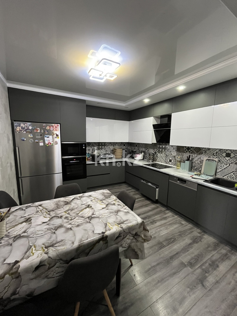 Продажа 4-комнатной квартиры, 93 м², Аксай 5, дом  25 - Продажа квартир в Казахстане фото 1 из 18