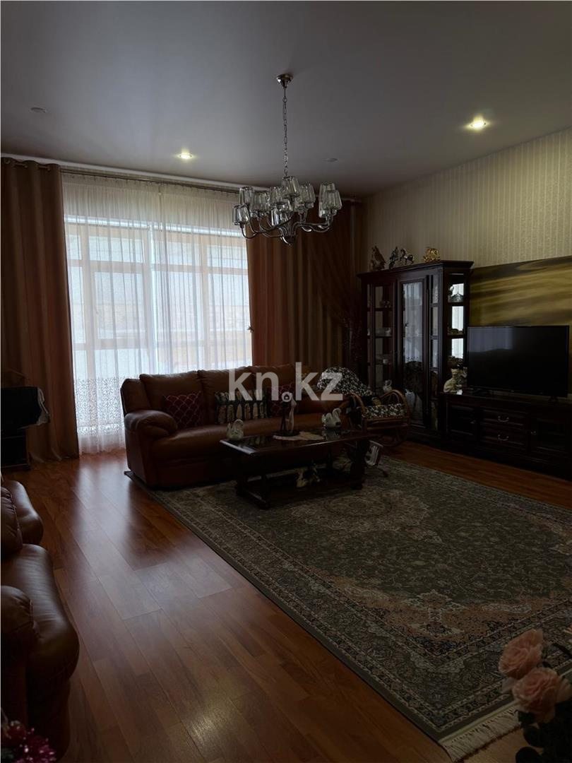 Продажа 3-комнатной квартиры, 135 м², ул. Аманжолова - Продажа  трехкомнатных квартир в Караганде фото 2 из 21