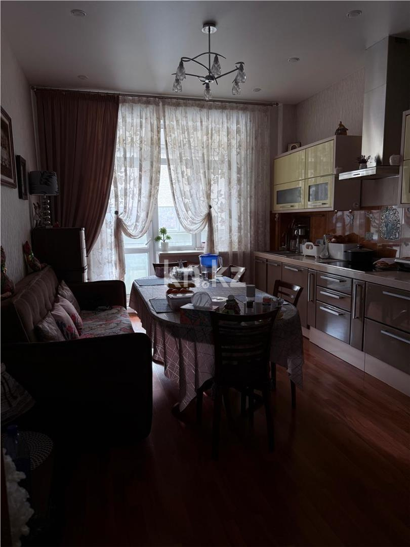 Продажа 3-комнатной квартиры, 135 м², ул. Аманжолова - Продажа  трехкомнатных квартир в Караганде фото 8 из 21