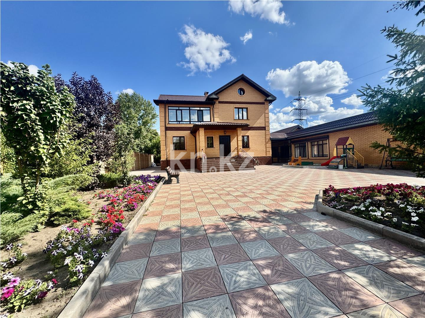 Продажа 6-комнатного дома, 417.7 м², ул. Ермекова - Продажа домов, коттеджей в Караганде фото 1 из 73