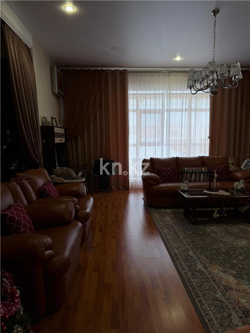 Продажа 3-комнатной квартиры, 135 м², ул. Аманжолова - Продажа  трехкомнатных квартир в Караганде фото 1 из 21