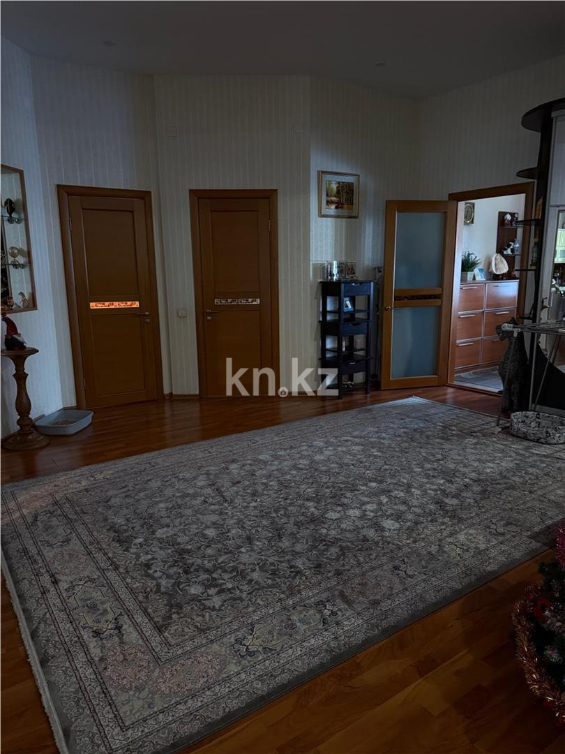 Продажа 3-комнатной квартиры, 135 м², ул. Аманжолова - Продажа  трехкомнатных квартир в Караганде фото 4 из 21