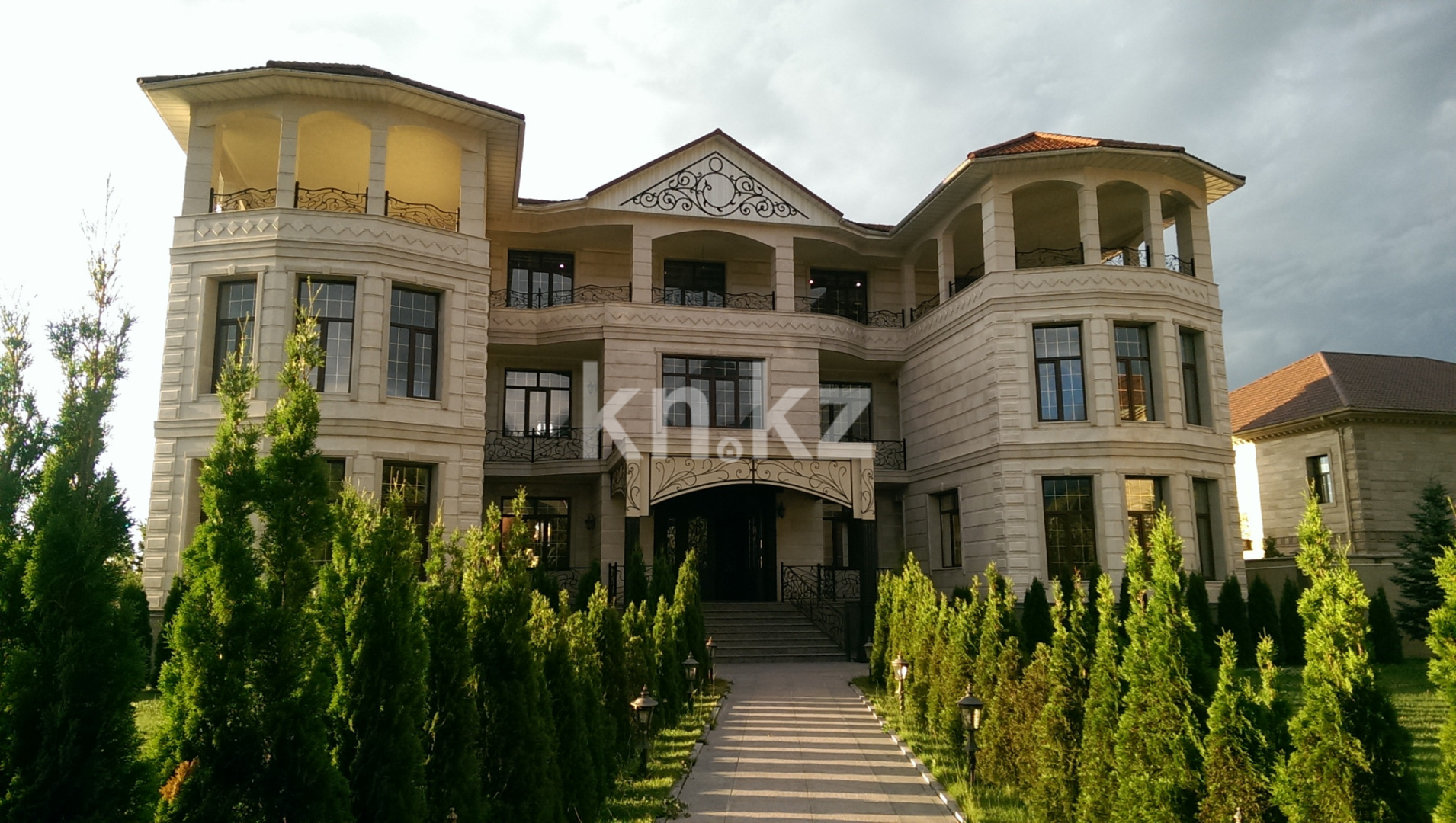 Продажа 8-комнатного дома, 1200 м², ул. Керей-Жанибек хандар - Продажа  пятикомнатных домов, коттеджей в Алматы с фото фото 1 из 1