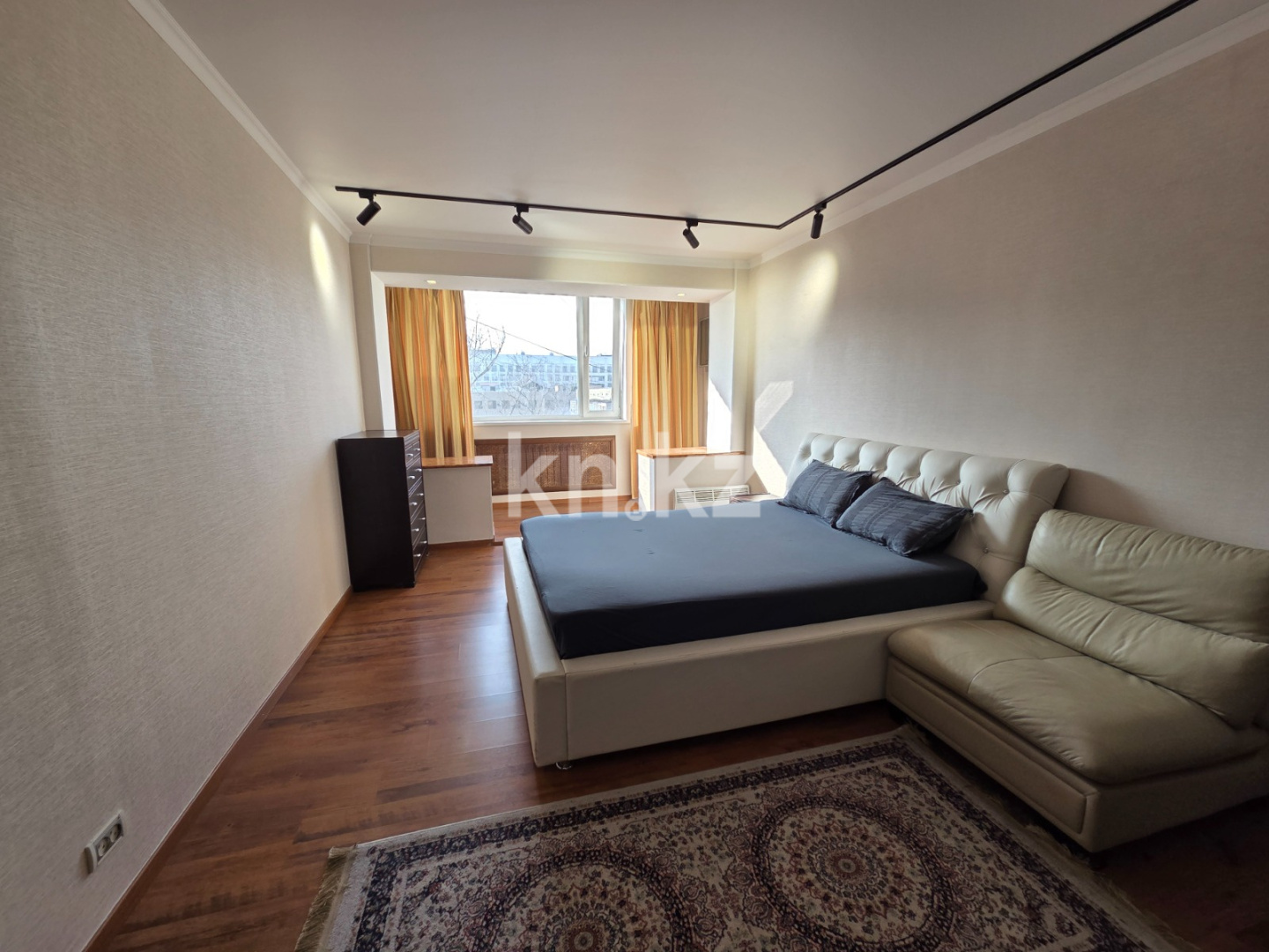 Продажа 2-комнатной квартиры, 92 м² - Продажа квартир в кирпичном доме в Алматы фото 2 из 9