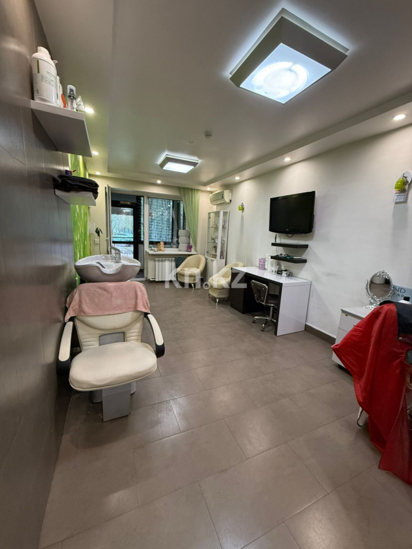 Продажа , 39.6 м², пр. Н. Абдирова - Продажа офисных и торговых помещений в Караганде с фото фото 2 из 9