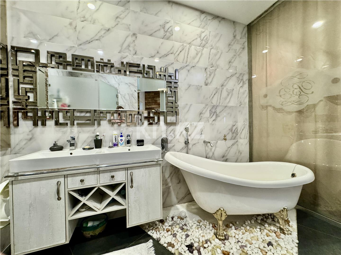 Продажа 3-комнатной квартиры, 160 м², ул. Аманжолова, дом  41 - Продажа  трехкомнатных квартир в Караганде с фото фото 25 из 52