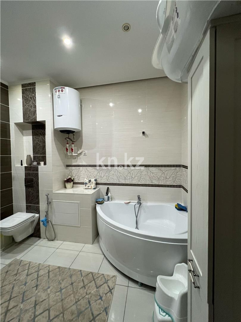 Продажа 3-комнатной квартиры, 127 м², ул. Аманжолова, дом  96/1 - Продажа квартир в Караганде фото 13 из 25